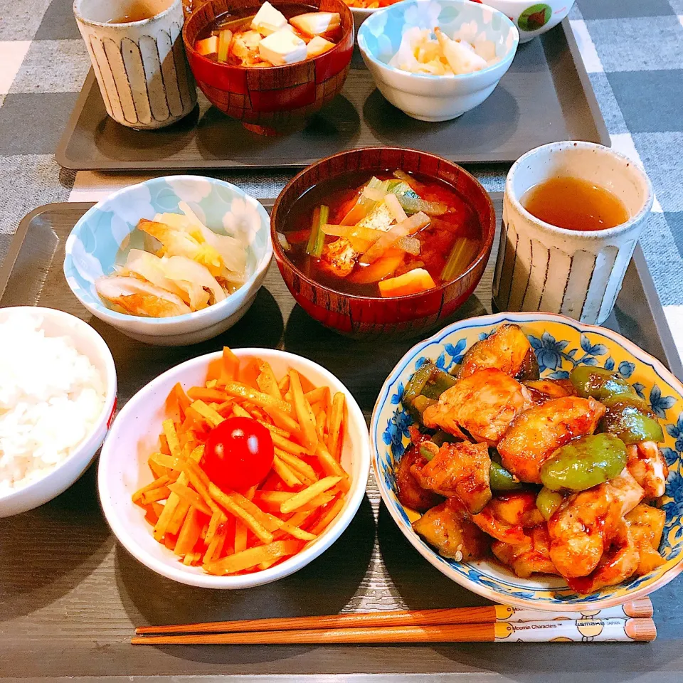 ナスとピーマンと鶏肉の味噌炒め定食 #味噌炒め #人参サラダ #白菜とちくわの煮びたし #みそ汁|haruyokoさん