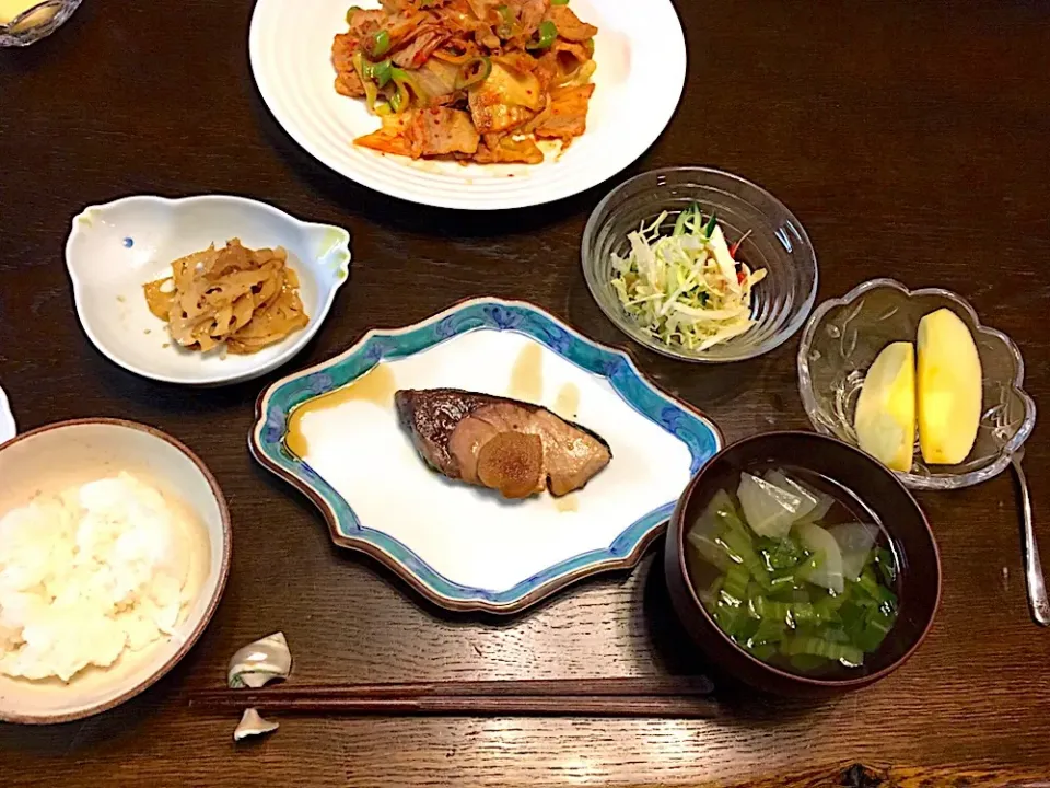 ぶりの照り焼き 蓮根のきんぴら 豚キムチ りんご 高菜と大根のお汁|カドラさん