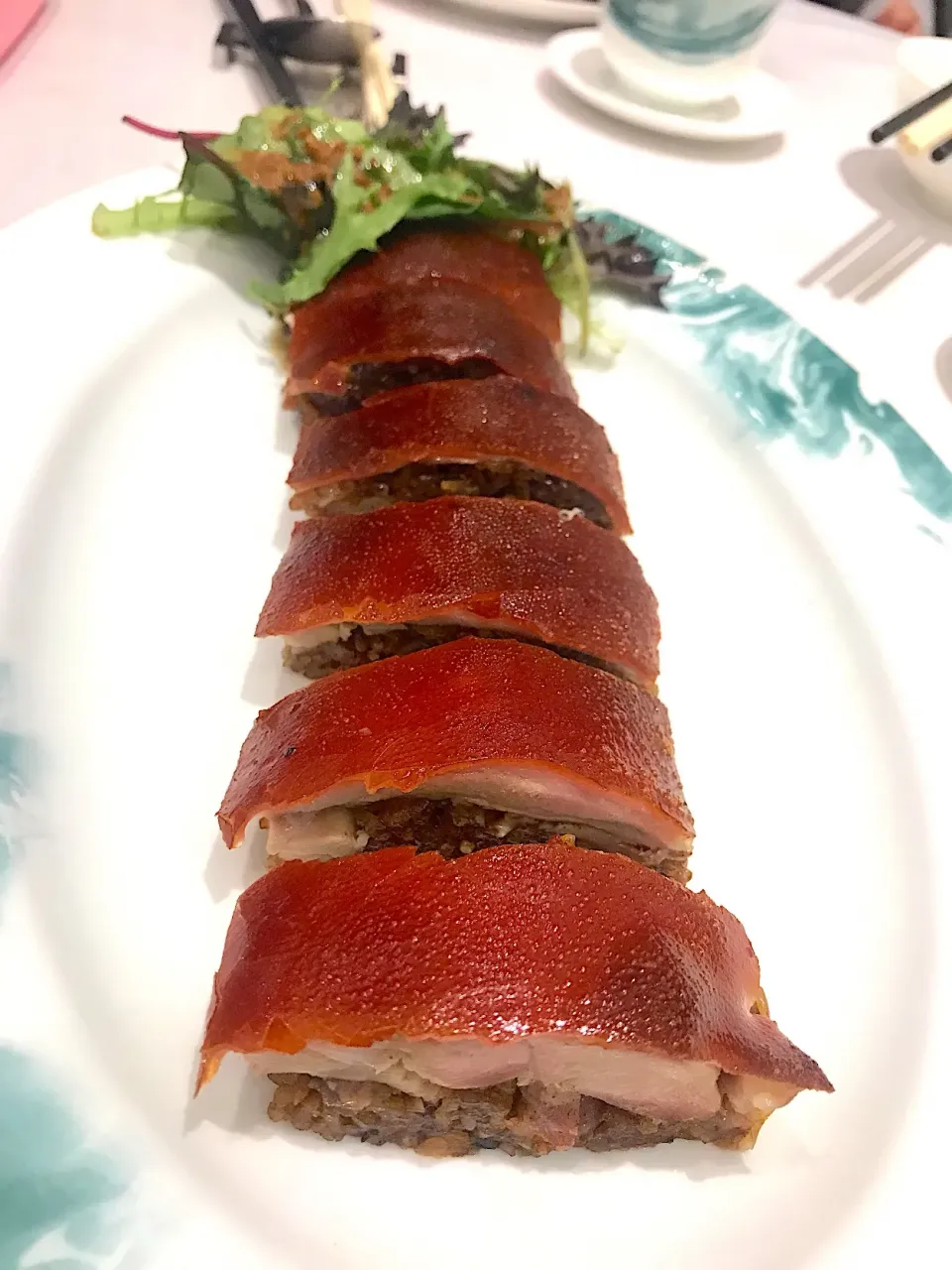 Crispy barbecued suckling piglet stuffed with glutinous rice|Sky Blueさん