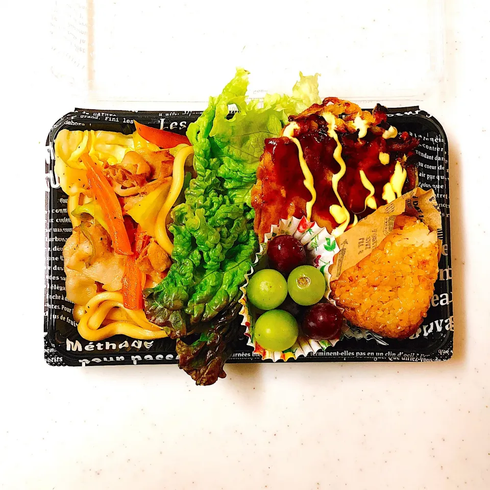 Snapdishの料理写真:JKおべんと 1/25 やきうどん お好み焼き 焼きおにぎり 高カロ|maikomaikoさん