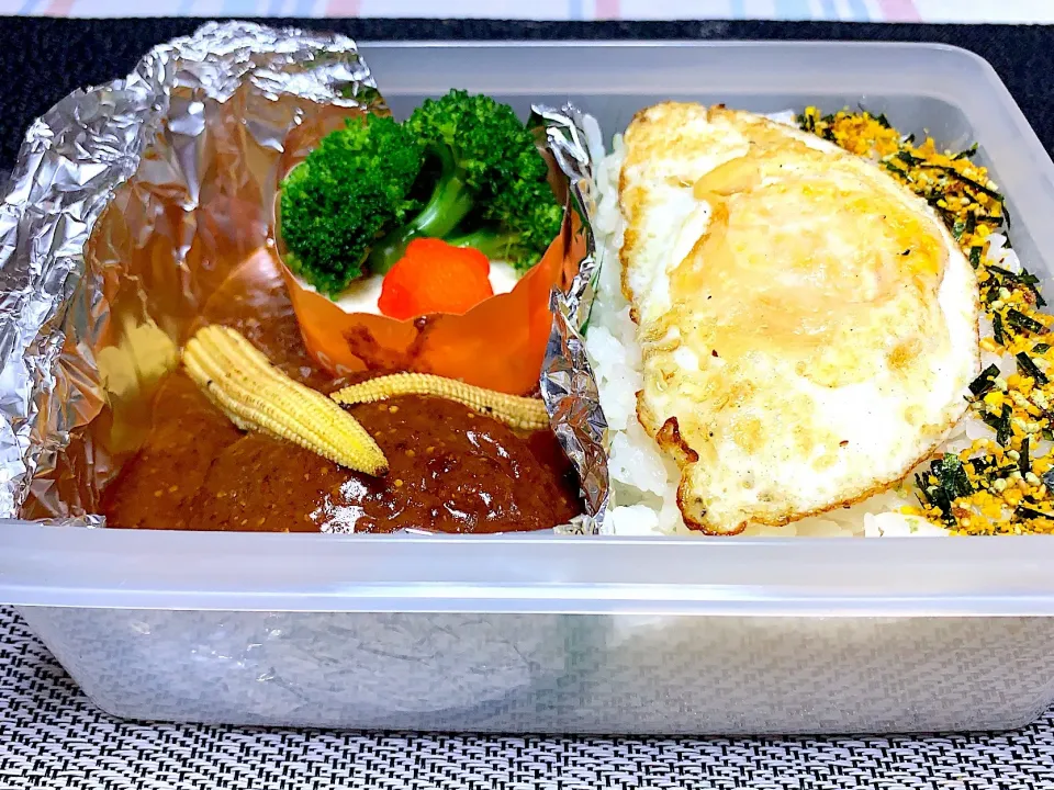 Snapdishの料理写真:高２男子のお弁当！(^^)
今日は楽々！朝はフライエッグ🍳だけで作れば👍
肉肉しいハンバーグ！マスタードデミソース！

マッシュポテト、トリュフ塩でアクセント！

あ〜自分が食べたい！(^^)💦|Yukihiko Ishidaさん