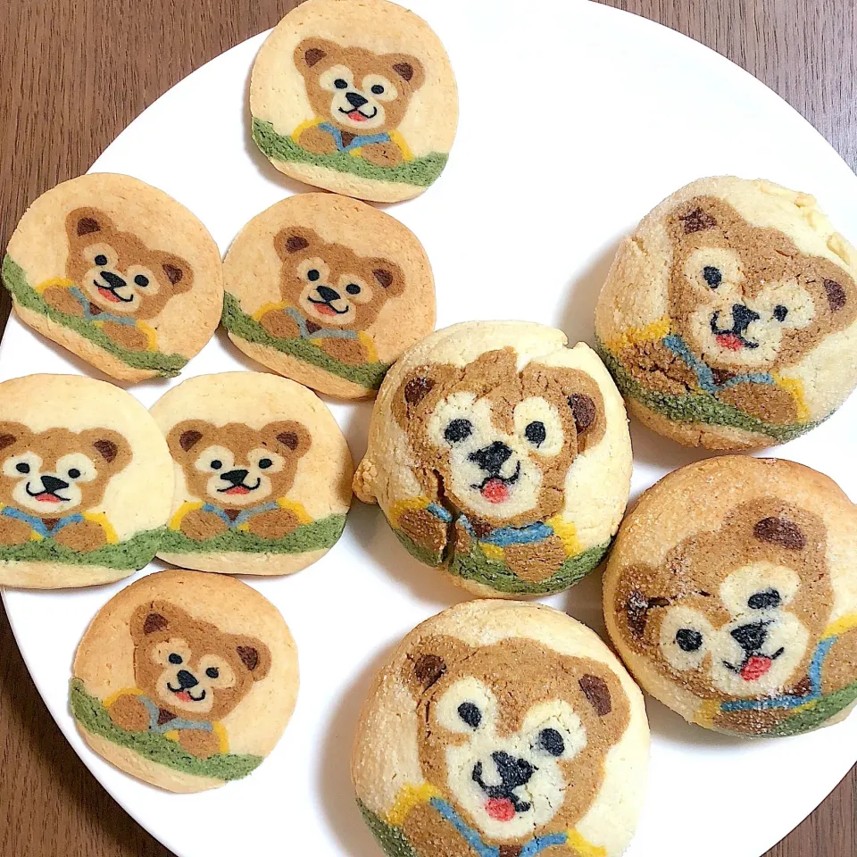 Snapdishの料理写真:ダッフィーのクッキー&メロンパン
アイスボックスクッキーの生地から作りました。

 #duffy  #ダッフィー  #クッキー #メロンパン #アイスボックスクッキー  #手作りクッキー  #キャラフード  #キャラクター  #キャラクッキー  #金太郎クッキー  #金太郎飴クッキー  #アートなクッキー  #アートな|izuyoさん