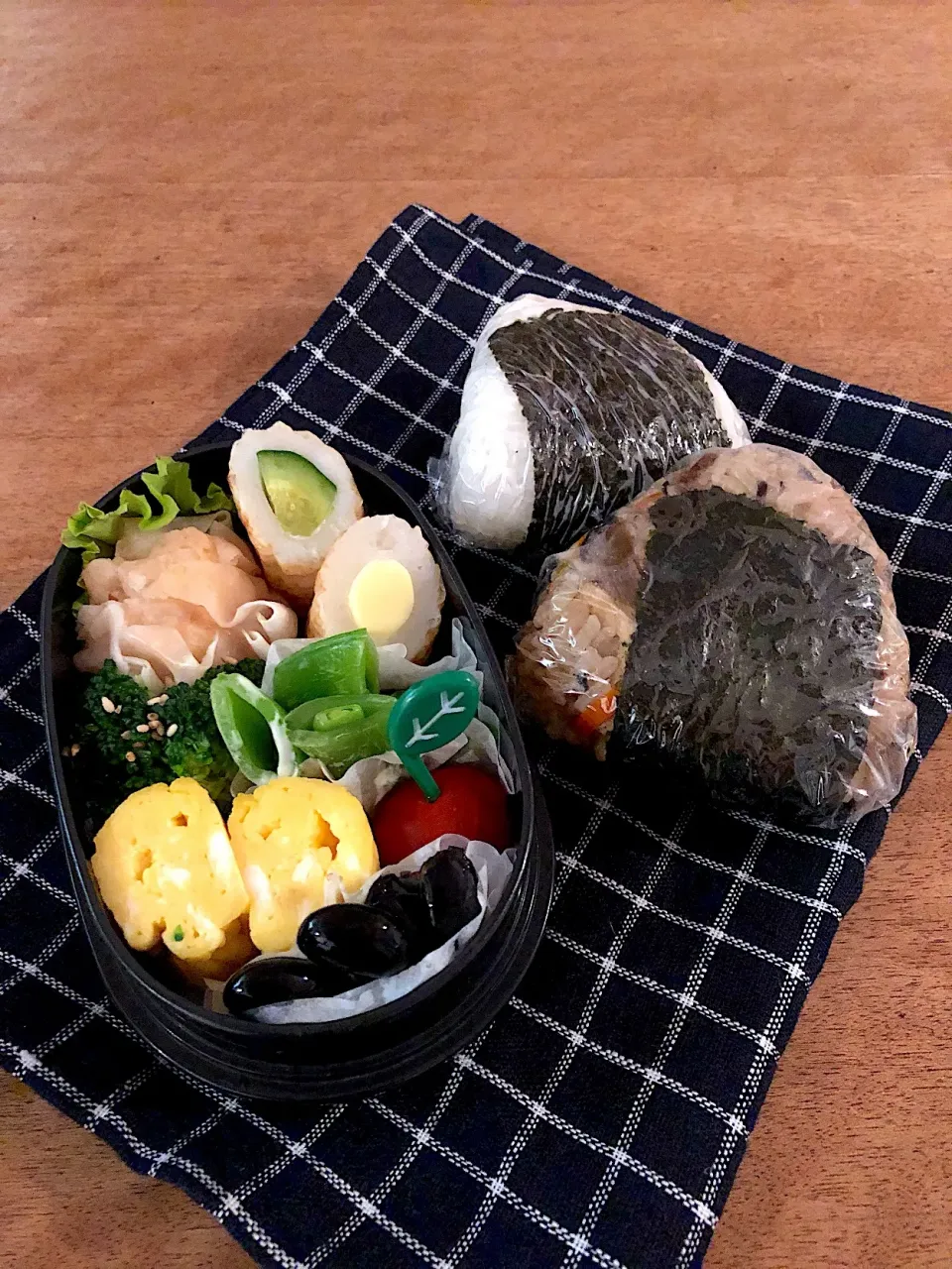 Snapdishの料理写真:炊き込みごはんのおにぎり弁当|Sakikoさん