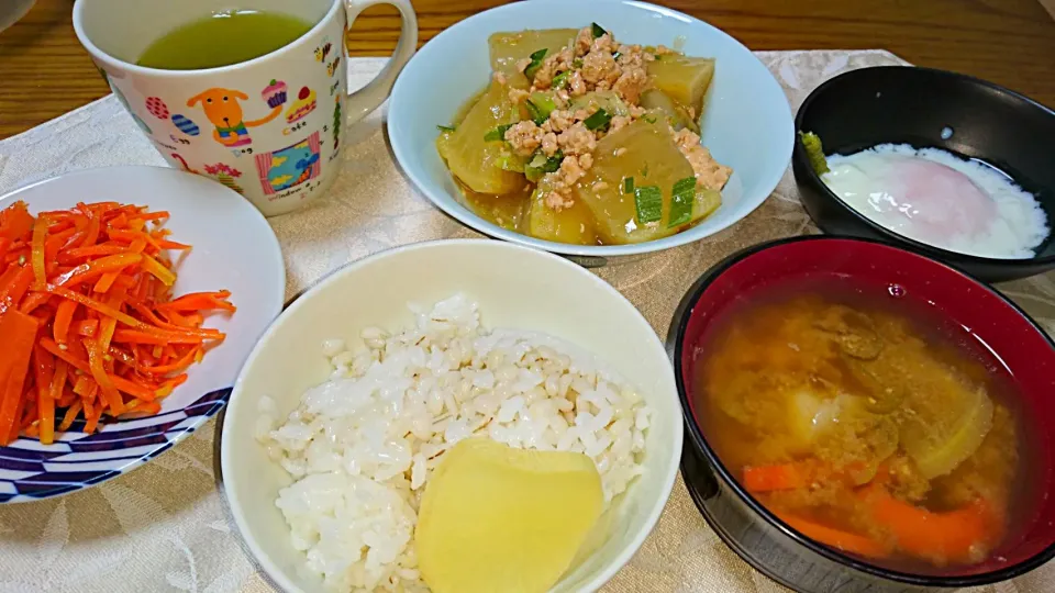 1/25の朝食   
 #もち麦 #根菜の味噌汁  #大根の鶏そぼろ煮|卯月さん