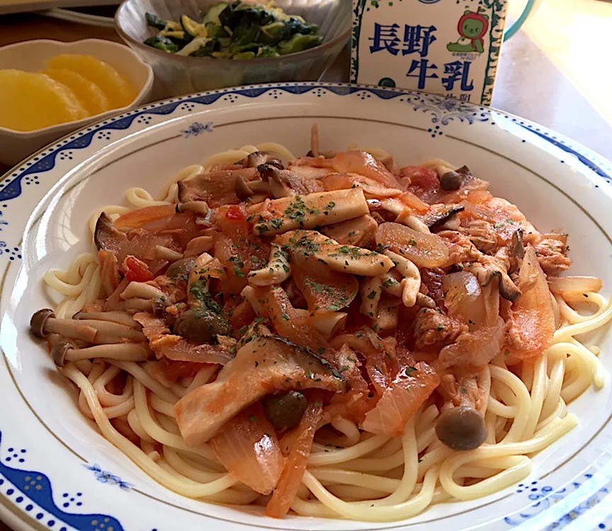 アル中病棟の昼ごはん☀️🔆🔆
トマト🍅ときのこ🍄のスパゲティ  和風サラダ🥗  パイナップル🍍  牛乳🥛|ぽんたさん