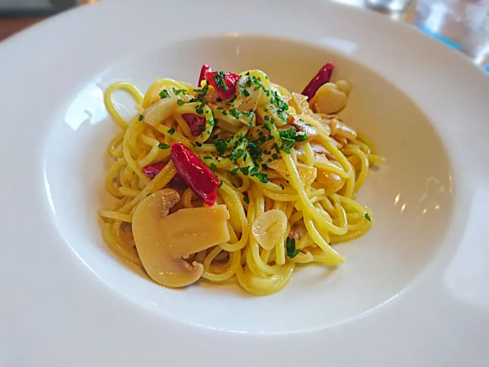 ペペロンチーノ🍝
唐辛子🌶️4本入れて貰ったら、まあまあどころじゃなく、かなり辛かったけど
生パスタがもちもちで美味しかった😋🍴💕|yokoさん