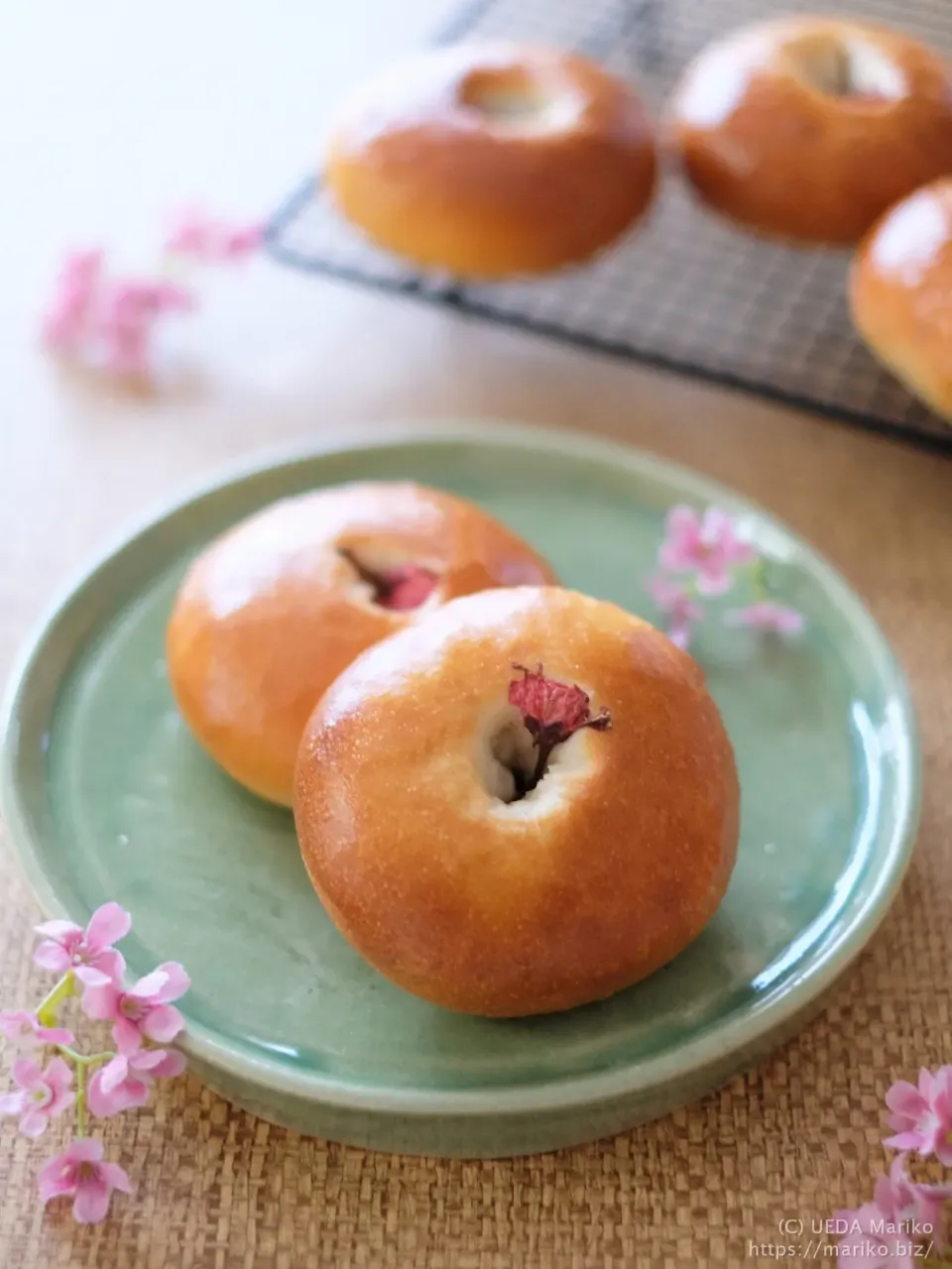 酒種酵母の「あんパン」桜🌸花トッピング|MarikoBiz (UEDA Mariko)さん