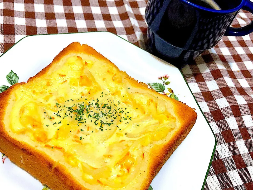 Snapdishの料理写真:1／25朝食  #朝ごはん 
•オニオンクリームトースト •コーヒー|おさんどんさん