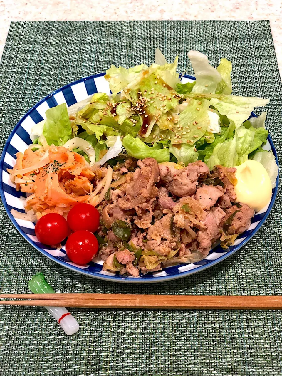 Snapdishの料理写真:生姜焼き＆スモークサーモンのマリネ|Mayumiさん