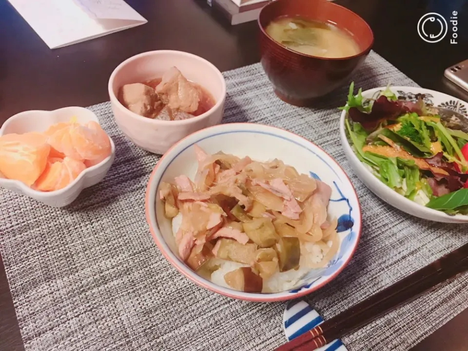 #生姜なす丼#お味噌汁#サラダ#豚の角煮|さとみさん