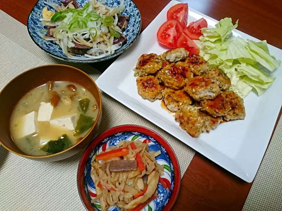 ☆今日の晩ごはん☆  蓮根つくね   鰹のたたき  千切り大根の煮物   なめこのお味噌|hamamaさん