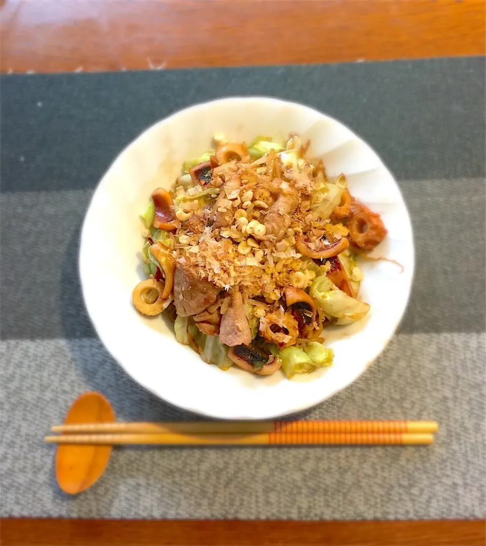 Snapdishの料理写真:豚、イカ、竹輪入りソース焼きそば|yakinasuさん