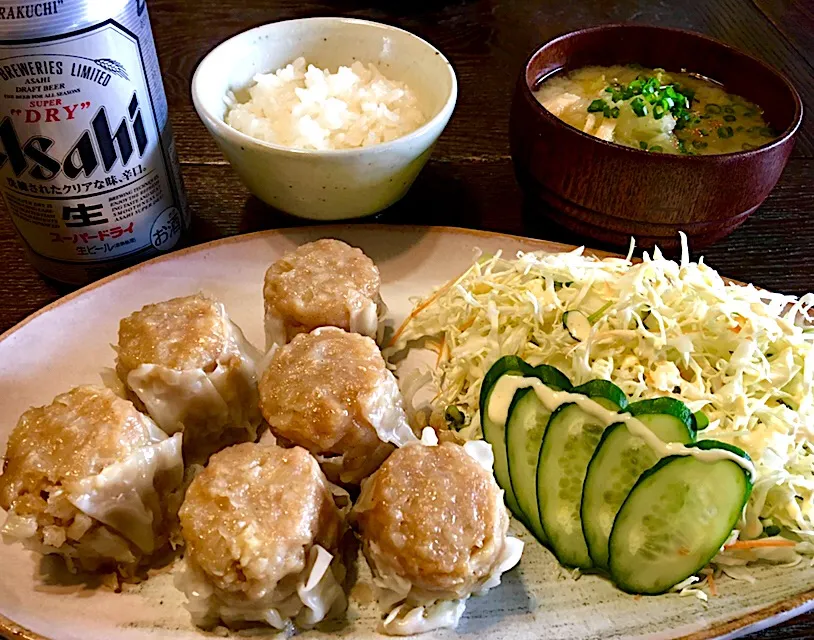 今日のランチ  焼売定食＋缶ビール
#蓬莱焼売
#ジャンボ焼売
#具沢山味噌汁
#おまけ缶ビール|mottomoさん