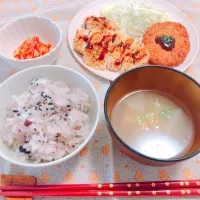 揚げないチキンカツとメンチカツのヘルシーランチ🍴*。|はらぺこちゃんさん