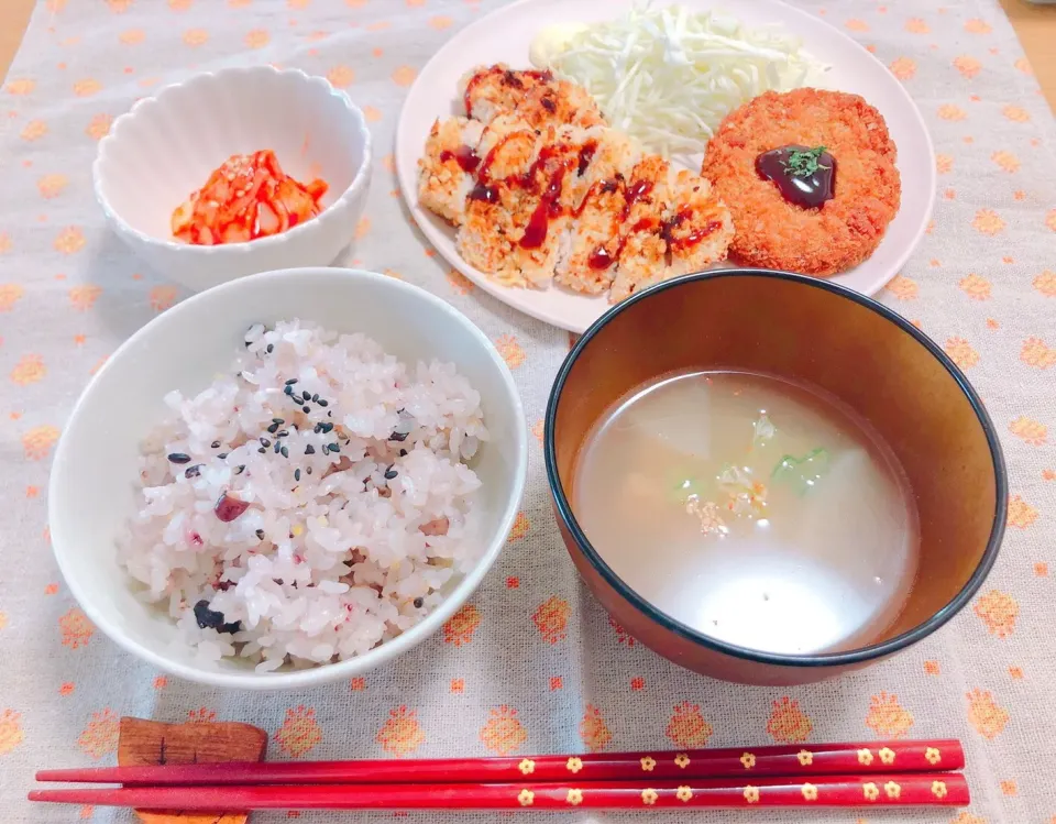 揚げないチキンカツとメンチカツのヘルシーランチ🍴*。|はらぺこちゃんさん