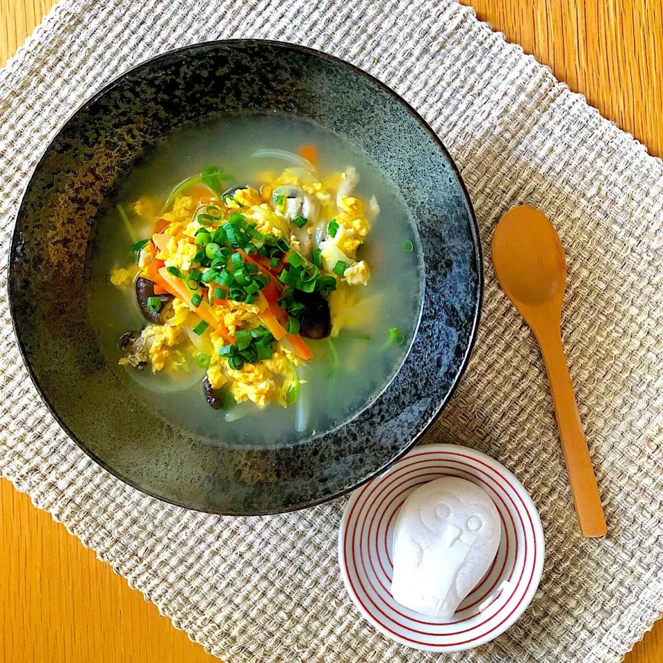 朝ごはんを食べよう🙆‍♀️霜降りひらたけと卵の中華スープで朝ごはん🥚白ふくろう最中と一緒に🦉|あしゃぱんさん