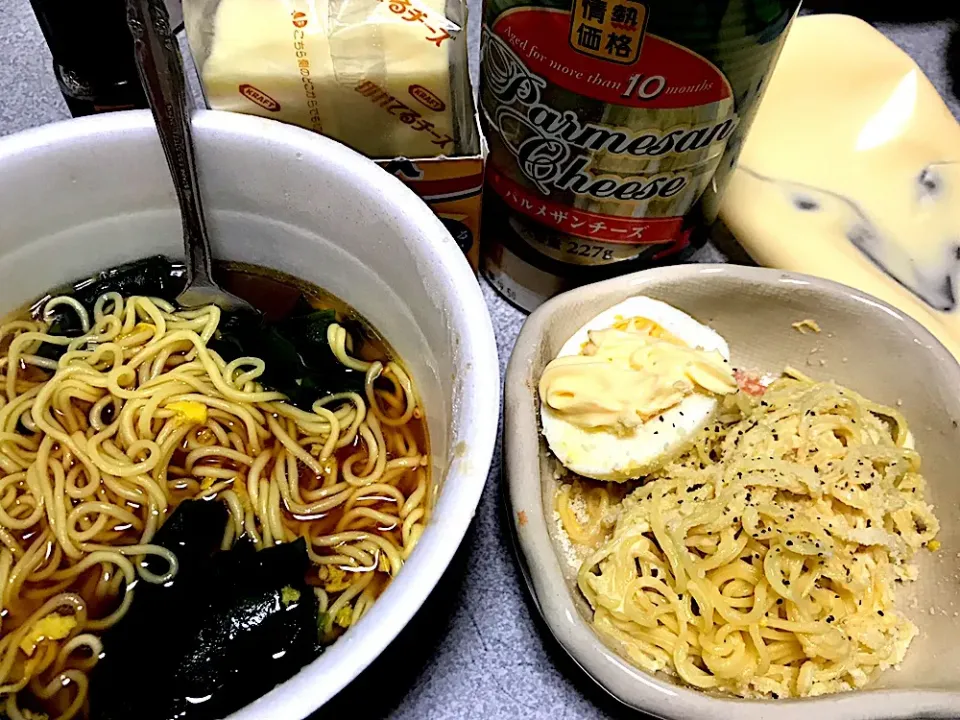 即席カルボナーラで！ #朝食  #昼飯  わかめラーメン麺粉チーズマヨコショウ玉子カルボナーラ、ワカメスープ、切れてるチーズ|ms903さん