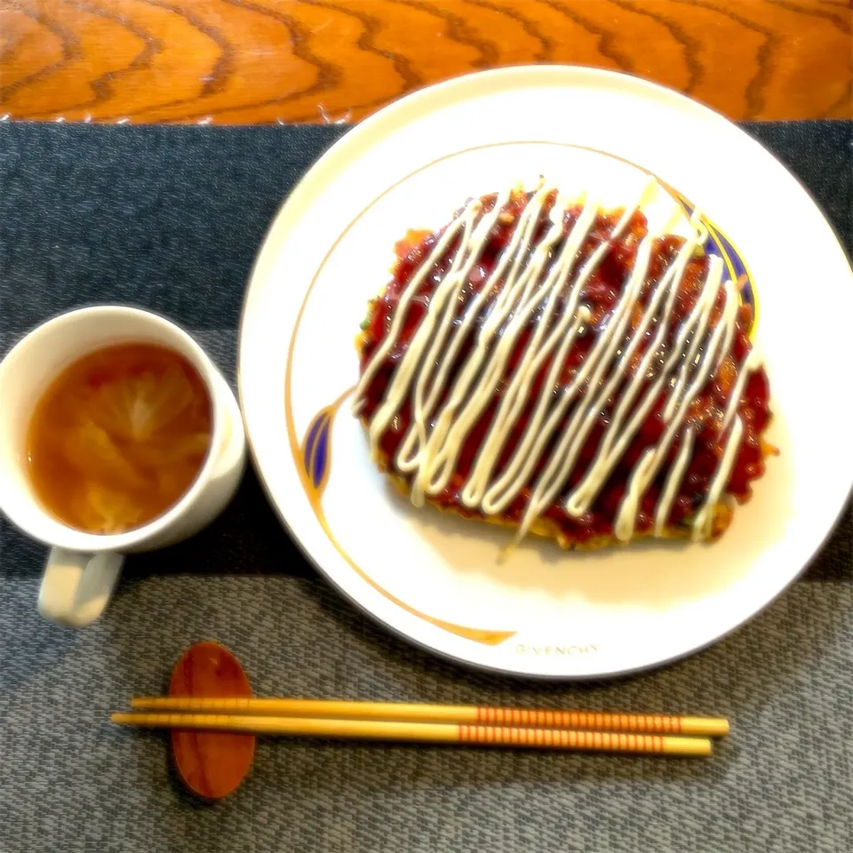 Snapdishの料理写真:豚玉お好み焼き、野菜スープ|yakinasuさん