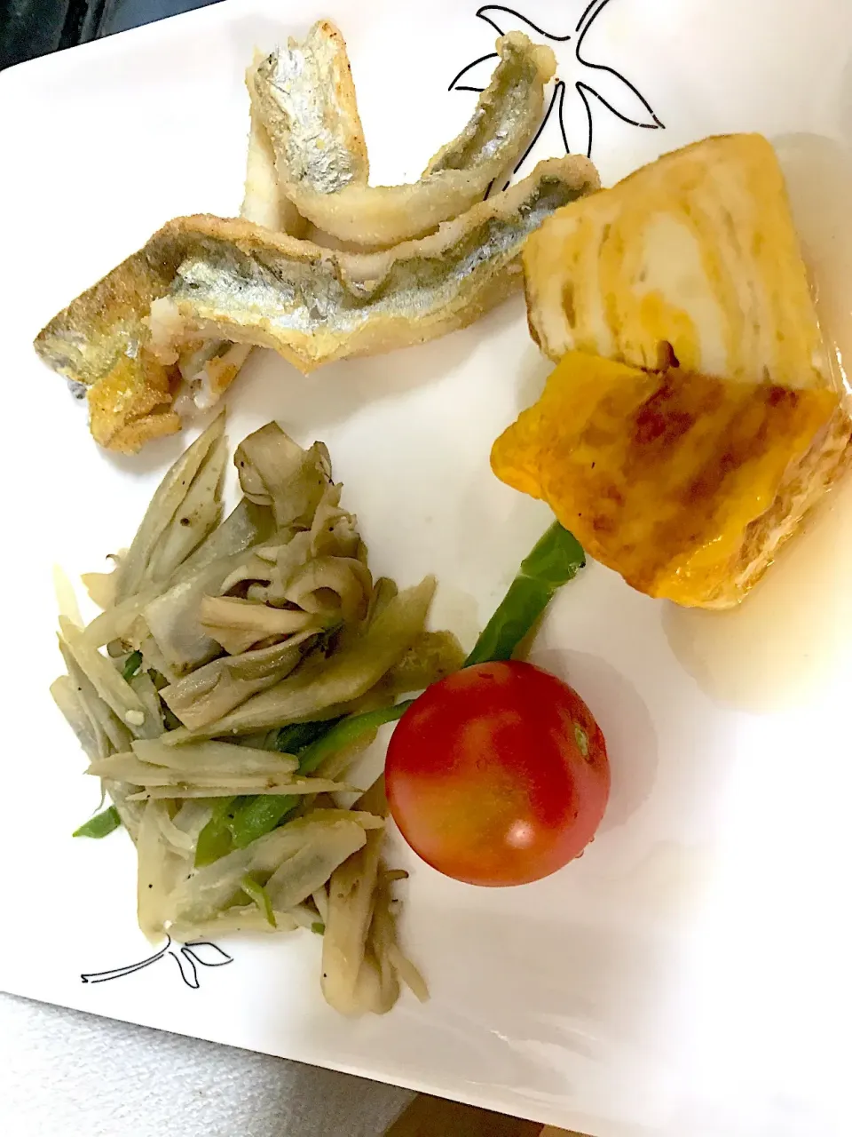 Snapdishの料理写真:太刀魚の唐揚げ粉焼きと牛蒡、ピーマン、舞茸の炒め物、だし巻き卵|お父ちゃんファミリーさん