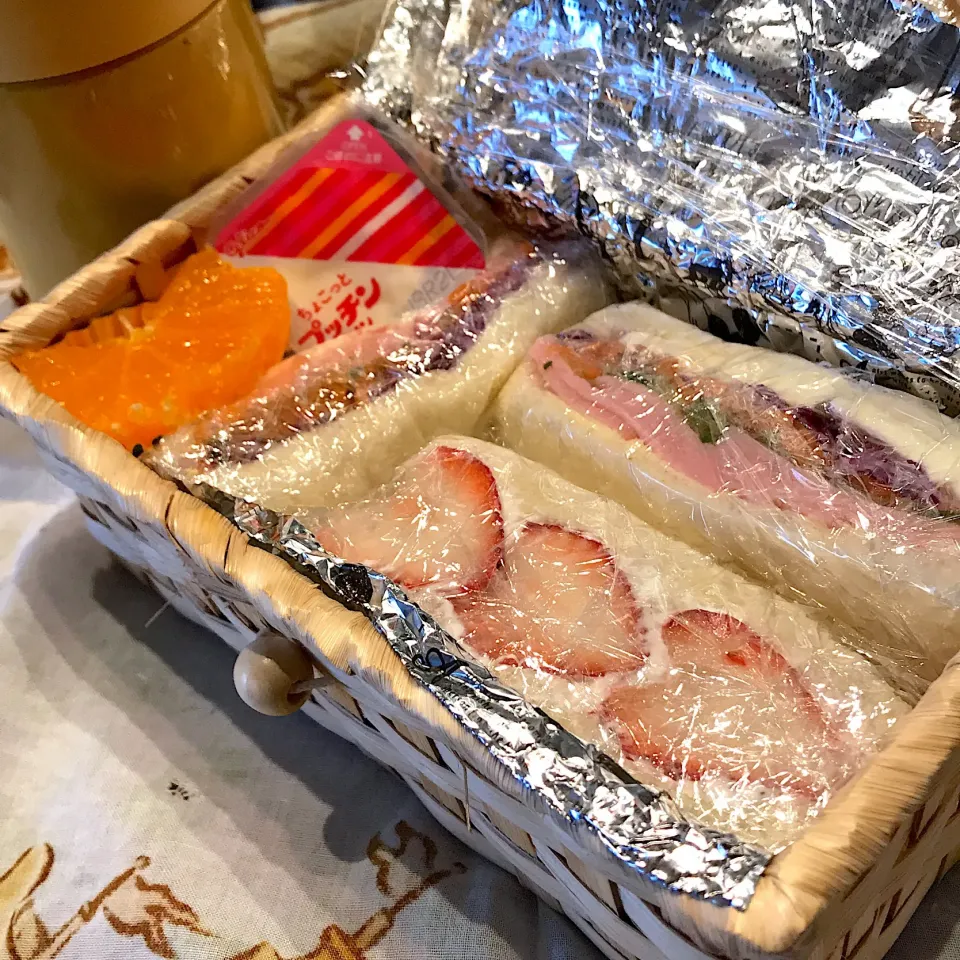 今日のアルバイト弁当🥪🍓
イチゴサンド|mokoさん