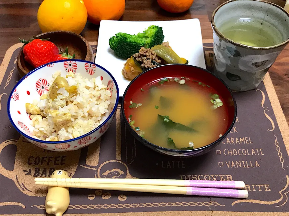 今朝ごはん🍚
昨日おにぎりにして残った栗ごはん💕|Mariko Hayashidaさん