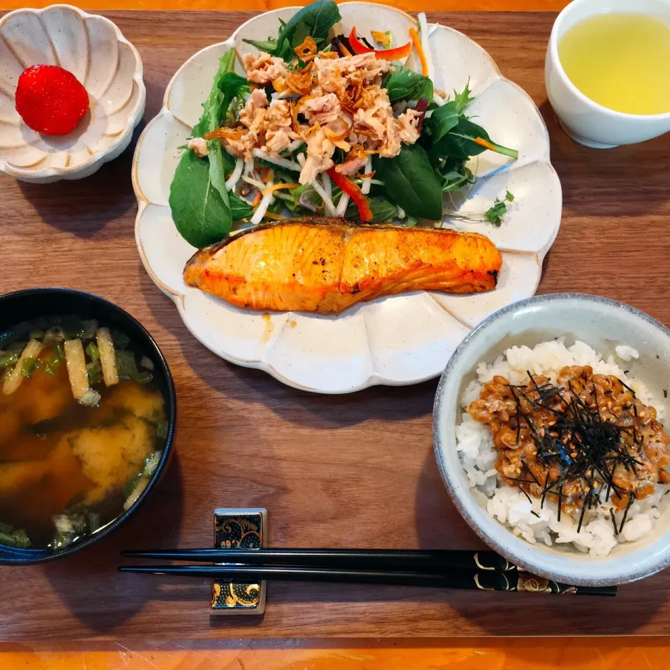 ツナサラダ、鮭、白米、味噌汁、納豆、イチゴ😋🍓|ぱさくまさん