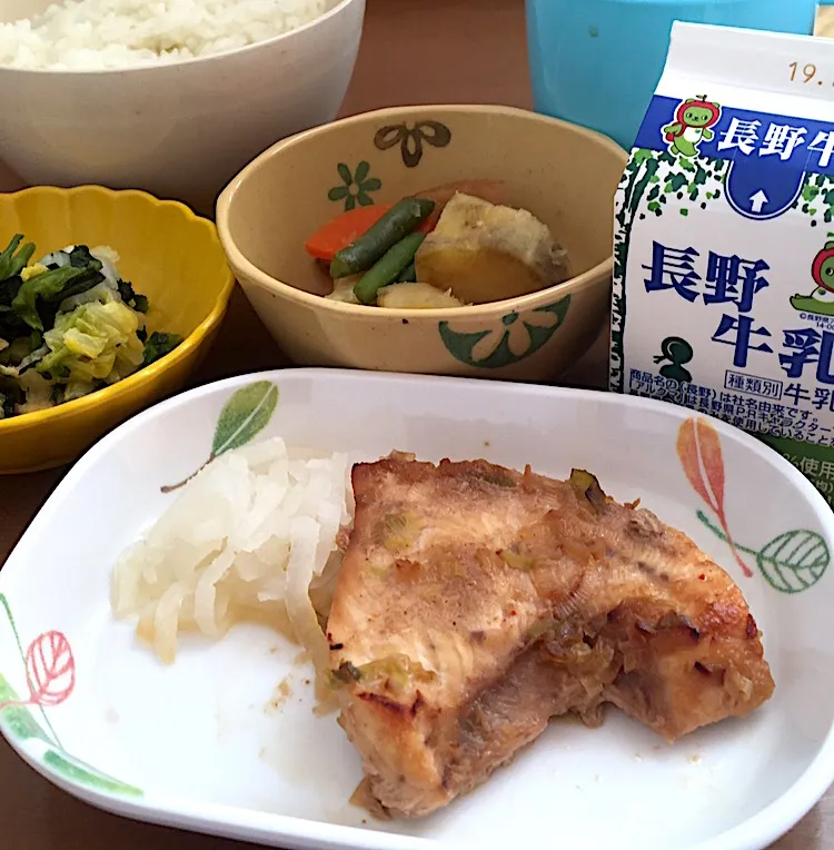 アル中病棟の昼ごはん☀️☀️☀️
ごはん🍚  メカジキのスタミナ焼き  辛子あえ  さつま芋🍠の煮付け  牛乳🥛|ぽんたさん