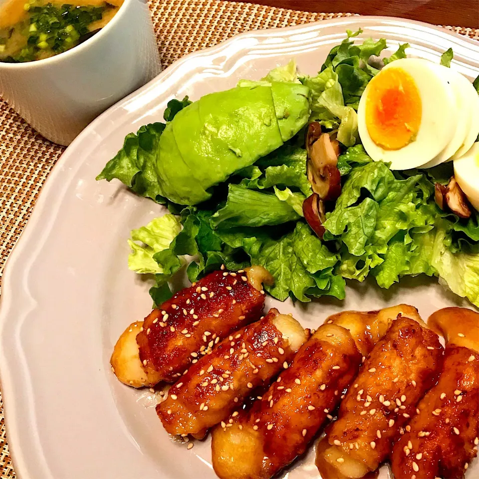 お餅の肉巻き♡お味噌汁♡サラダ♡|まゆかさん