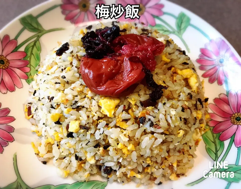 Yoshi's kitchen シソ香る梅炒飯🎵 byカリカリ梅 #カリカリ梅#チャーハン#炒飯 #梅干し|dr.よっしーパパ(ふらっとちゃんねるパパママレオくん)さん