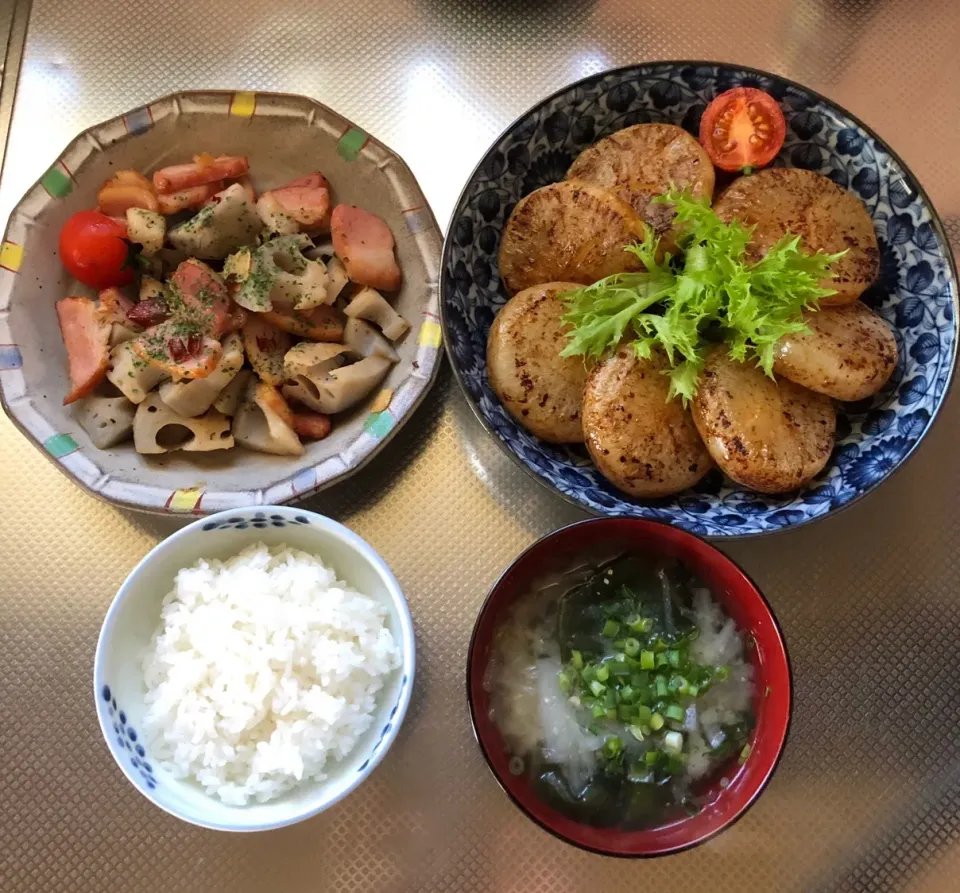 ランチメニュー
ご飯·味噌汁·レンコンのペペロンチーノ·大根ステーキ|ブンタさん