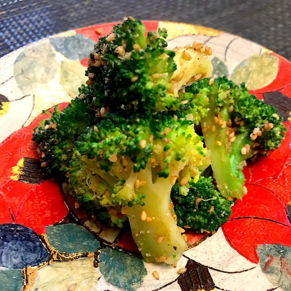 今宵の聖水沐浴のお手軽な一品は🥦ブロッコリーの胡麻和えどす🍶大阪ローカルのゴマ屋さんの「ごまあえの素」を使ったのだけど、聖水沐浴には少しだけ甘いかな？|にゃあ（芸名）さん