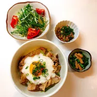 豚肉とねぎのとろろ丼 小松菜と油揚げのおひたし 納豆 サラダ|こびとさんさん