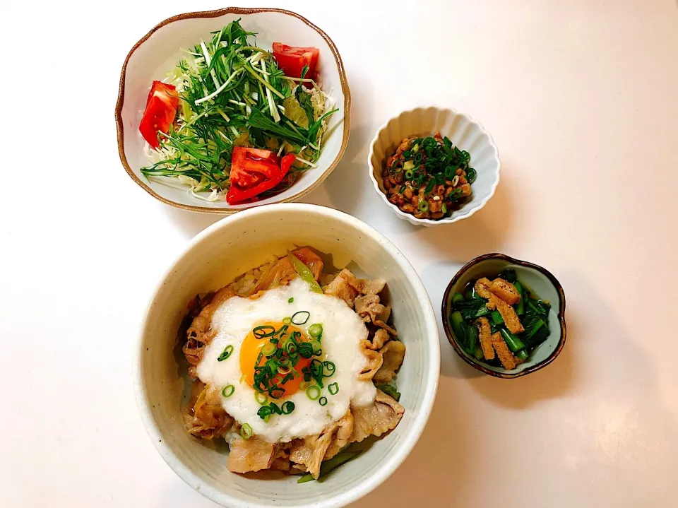 Snapdishの料理写真:豚肉とねぎのとろろ丼 小松菜と油揚げのおひたし 納豆 サラダ|こびとさんさん