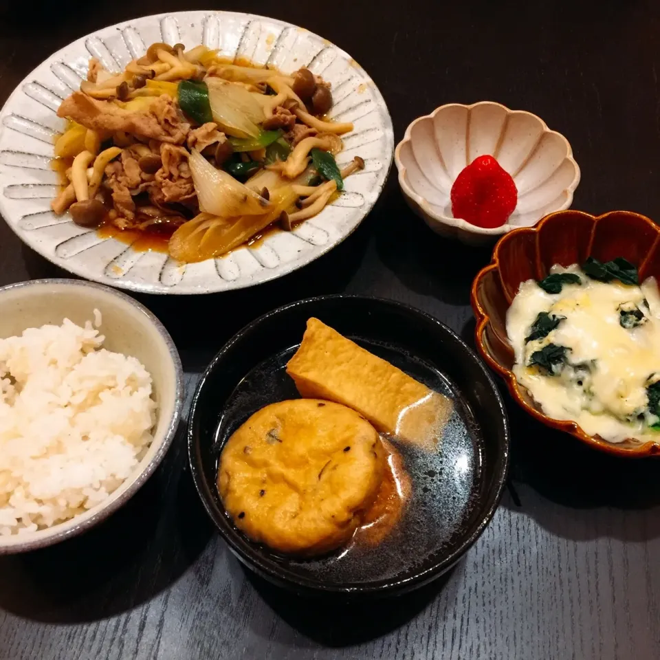 豚肉のすき煮、縮みほうれん草のチーズ焼き、がんも煮、白米、イチゴ😋🍓|ぱさくまさん