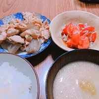 Snapdishの料理写真:・豚バラ肉と蒟蒻の炒めもの
・トマトとしらすの酢の物
・蕪の味噌汁|ようかんさん