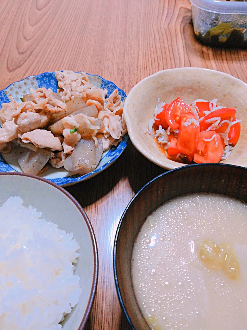 ・豚バラ肉と蒟蒻の炒めもの
・トマトとしらすの酢の物
・蕪の味噌汁|ようかんさん