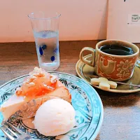 Snapdishの料理写真:林檎煮と胡桃のチーズケーキ  (奈良＊よつばカフェ)|ようかんさん