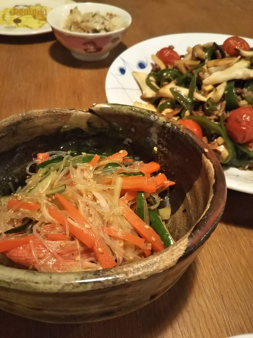 カンタン酢の中華サラダとクックドゥ青椒肉絲野菜マシマシ‼️|まきごろうさん