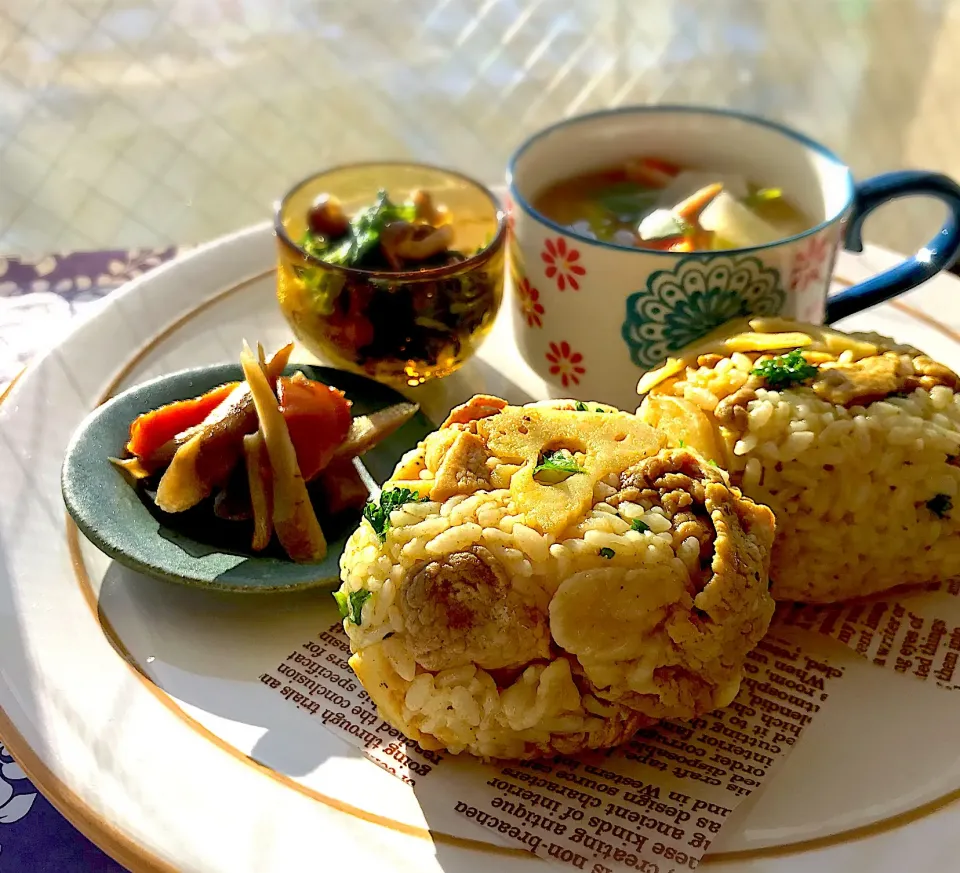 昼ごはん 豚と蓮根のカレー炒めの無骨おにぎり|砂雪さん