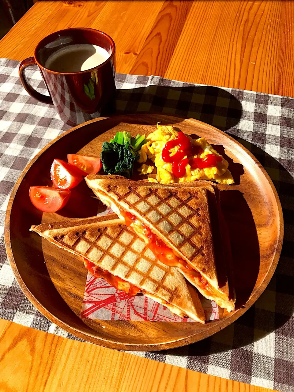 Snapdishの料理写真:ホットサンド(ミートソース、チーズ)、カフェオレ|sayaさん