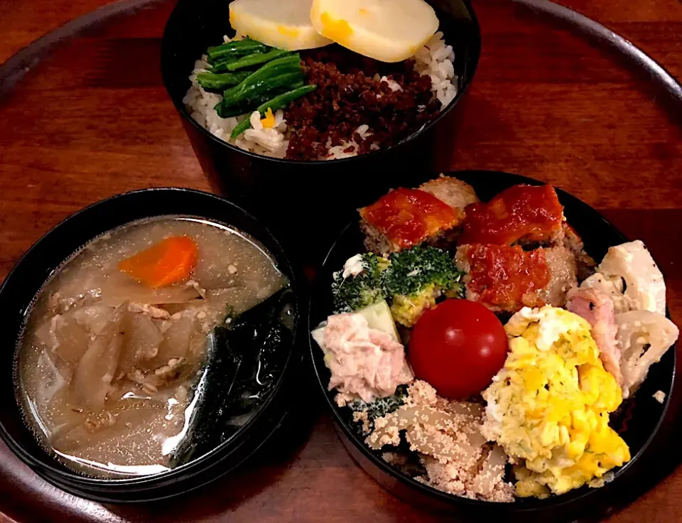 本日もお弁当🍱ハンバーグ🍱鱈の子あえ🍳レンコンベーコン炒め🥓青海苔入り卵焼き🍳ブロッコリーシーチキンマヨ🥦牛そぼろ🍳沢庵🥒ほうれん草🥬 #ハンバーグ #鱈子あえ #レンコン  #ベーコン  #青海苔入り卵焼き  #ブロッコリー  #シーチキン #牛そぼろ丼 沢庵 #ほうれん草  #札幌  #中島公園|Yukie  Toriseさん