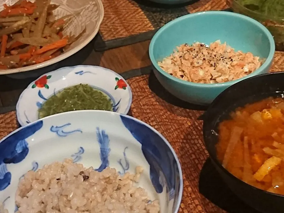 Snapdishの料理写真:きんぴらごぼう&ツナと玉ねぎ&めかぶ&大根の味噌汁|まぐろさん