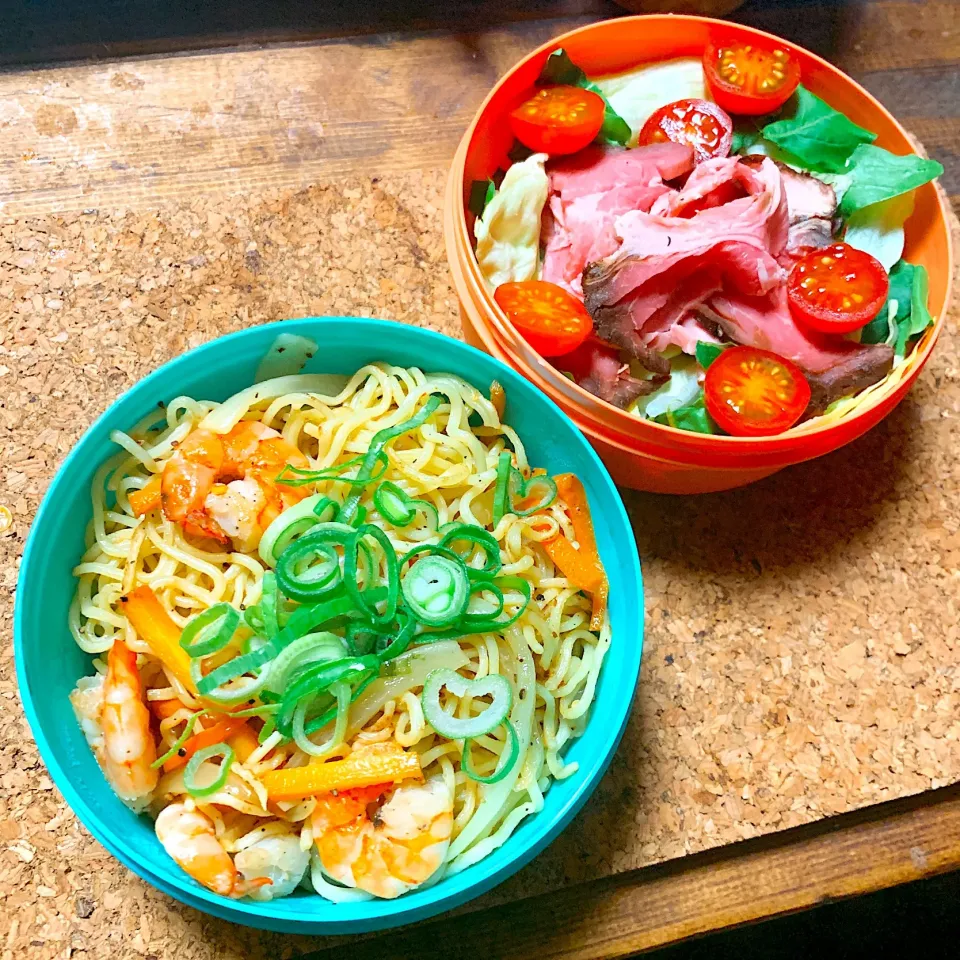 Snapdishの料理写真:【お弁当】エビ塩焼きそば＆ローストポークサラダ|ぽりんさんさん