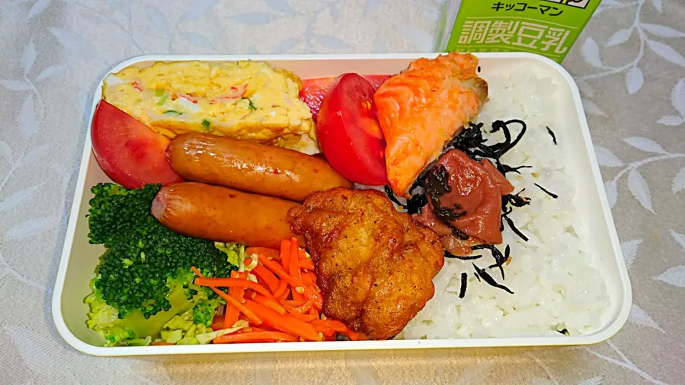 1/28のお弁当
 #塩鮭 #ウインナー #から揚げ #にんじんきんぴら
 #カニかま入り卵焼き #海苔弁|卯月さん