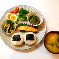 ワンプレート朝ごはん！もち麦ごはん 鮭 小松菜おひたし 納豆 じゃがいもと玉ねぎ味噌汁|こびとさんさん