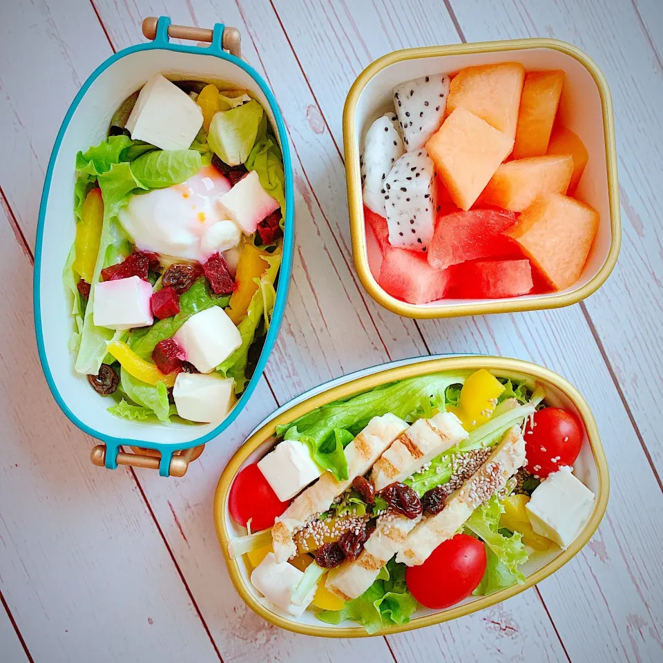 お弁当♪ 鶏むね肉とゆで卵のサラダ・フルーツ|キノコ🍄さん