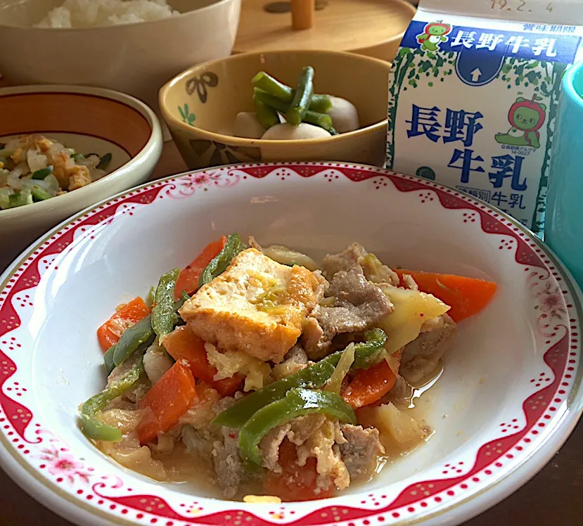 Snapdishの料理写真:アル中病棟の昼ごはん☀️☀️☀️
ごはん🍚  家常豆腐（ジア・チャン・ドウ・フ） 土佐酢合え  里芋の煮付け  牛乳🥛|ぽんたさん