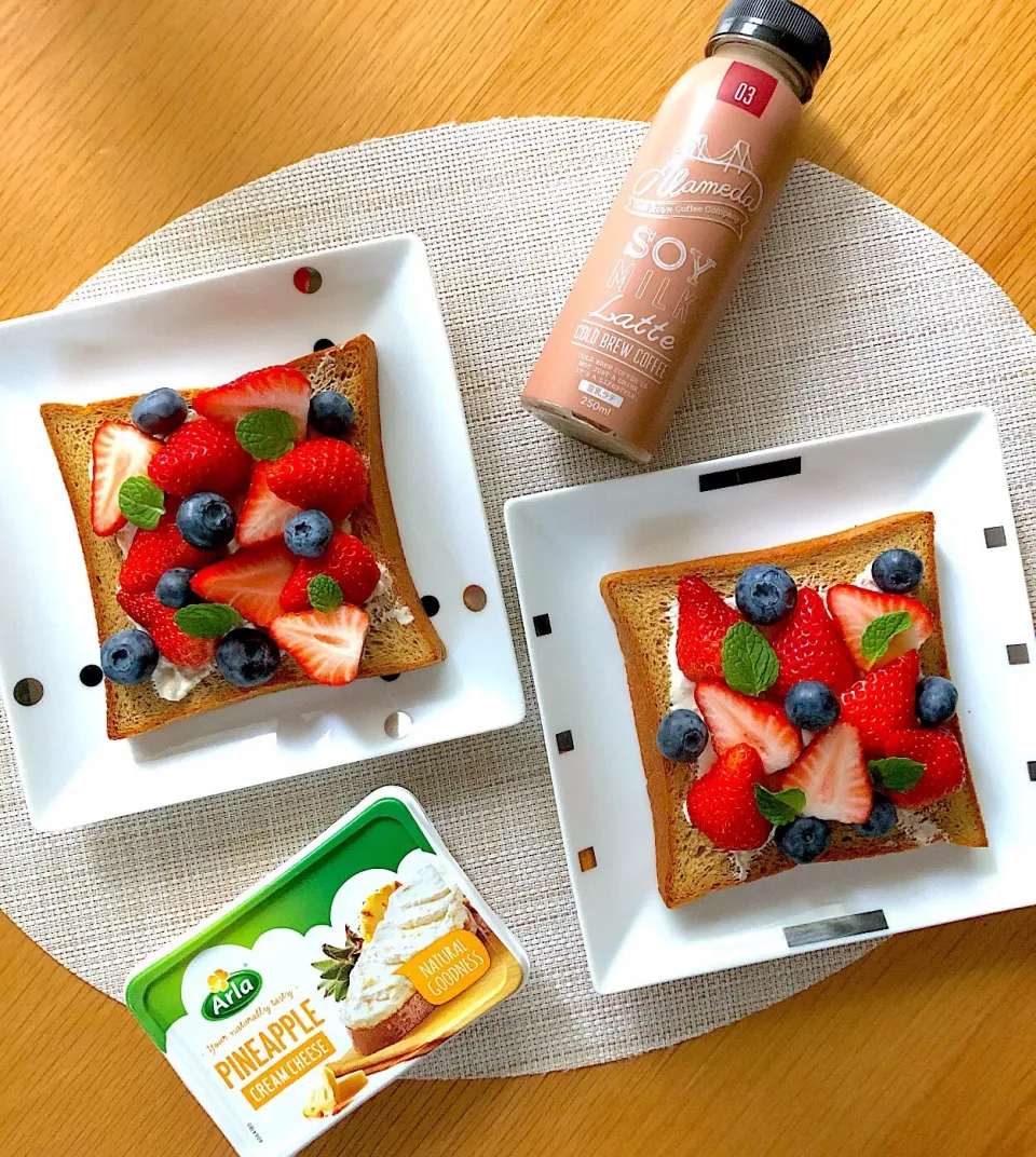 朝ごはんを食べよう☀️いちごとブルーベリーのオープンサンドで朝ごはん🍓|あしゃぱんさん