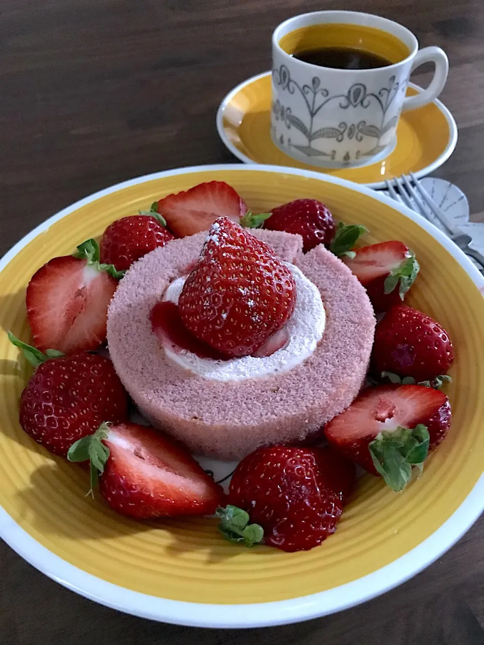 ローソンの いちごづくしロールケーキあまおう苺のせ🍓に、あまおう🍓トッピング♥️♥️♥️|ナナさん