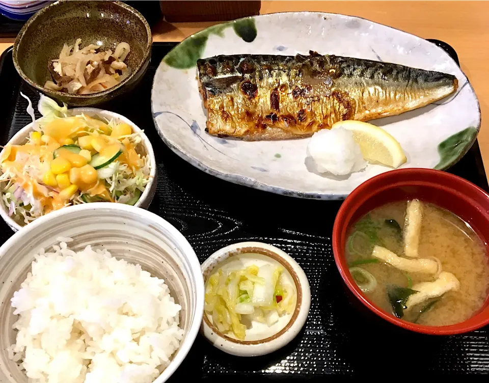 今日のランチ 鯖塩焼き定食＋サラダ
#ごはん屋なごみらいす|mottomoさん